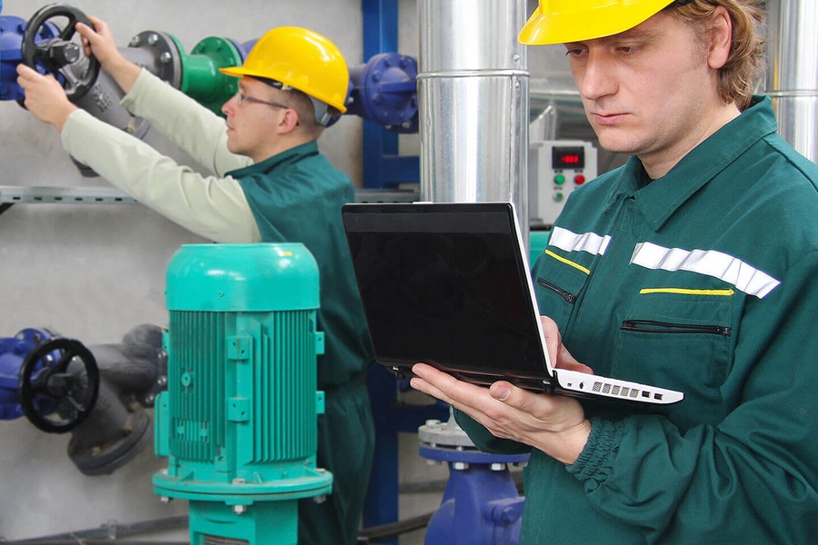 Produktionsanlagen werden geprüft