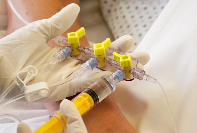 Elcam Medicals Marvelous™ Dreiwegehahn nutzt den Medizintyp Makrolon® Rx1805.