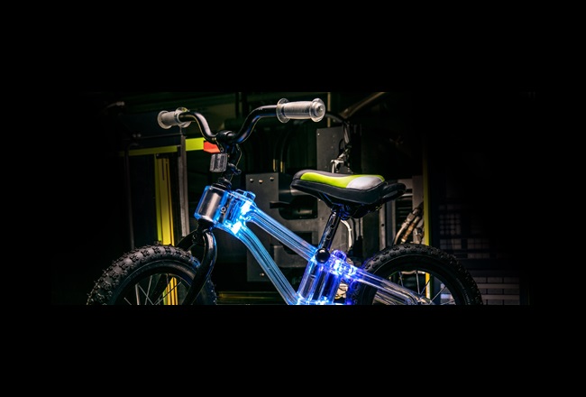 Der erste Fahrradrahmen von Phantom Frames verbindet die Festigkeit und Transparenz von Makrolon® mit LED-Beleuchtung.