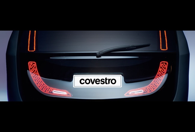 配有集成尾灯单件式尾门原型依靠模克隆® AG聚碳酸酯。