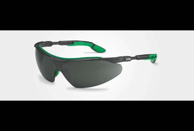 Makrolon® FP3087 welding goggles optimize safety by enabling welders to recognize signal colors.