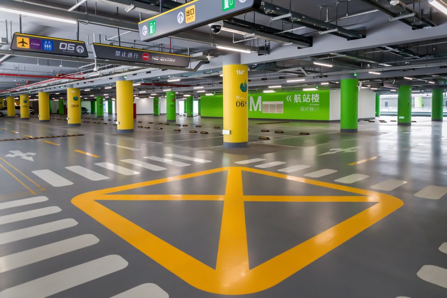 Ein Parkdeck am Peking-Daxing International Airport.