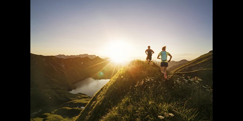 日落西山,两人在跑步。