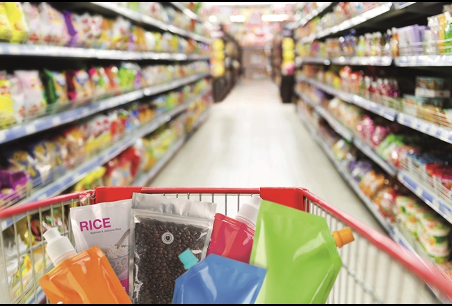 Gang mit einem Einkaufswagen, der eine Reihe von nicht etikettierten Konsumgütern mit flexiblen TPU-Verpackungen enthält