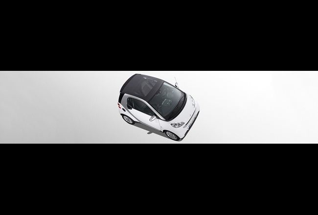 由模克隆® AG2677 制成的 smart fortwo 全景天窗