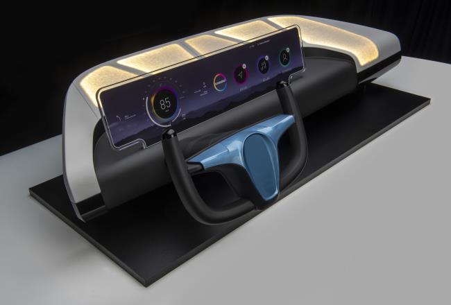 Ein mit INSQIN®, Dispercoll® und DirectCoating-Technologie hergestelltes Exponat für das Fahrzeugarmaturenbrett.