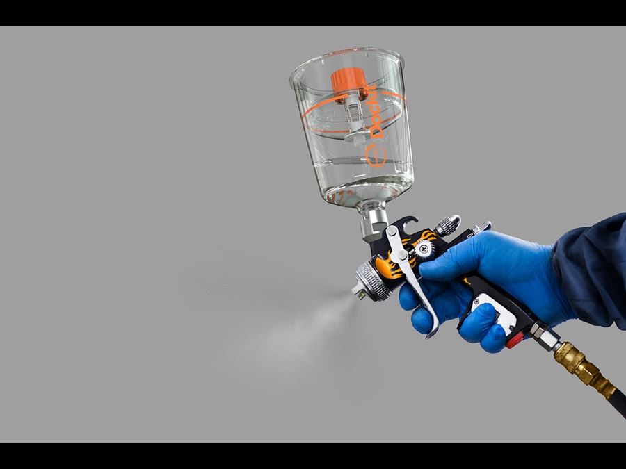 将 2K 清漆胶囊轻松固定到喷枪上。