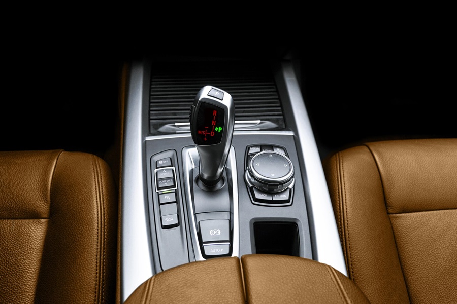 Fahrzeuginnenräume erfordern unterschiedliche Härtegrade in den Komponenten der Mittelkonsole und des Schaltknüppels.