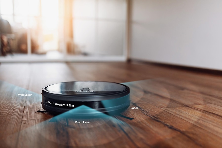 Niedrige Frontansicht eines Saugroboters, der über einen Holzboden fährt