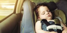 小婴儿熟睡在安静行驶的汽车中