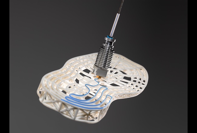 在鞋底涂抹粘合剂的打印头。