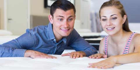 Bild von Menschen, die die Eigenschaften einer Matratze prüfen