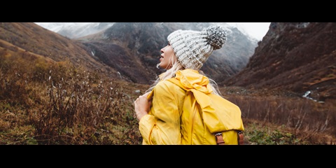 Frau in Outdoor-Kleidung