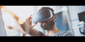 Ein Mann, der eine VR- Brille trägt