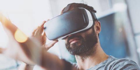 Ein Mann, der eine VR- Brille trägt