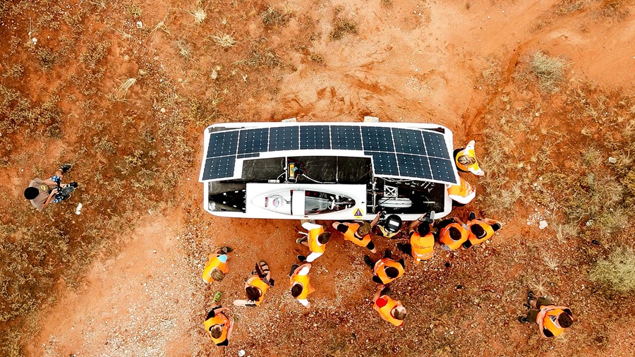 Birds eye perspective of the Covestro Sonnenwagen and Team Sonnenwagen Aachen in the Australian Outback.