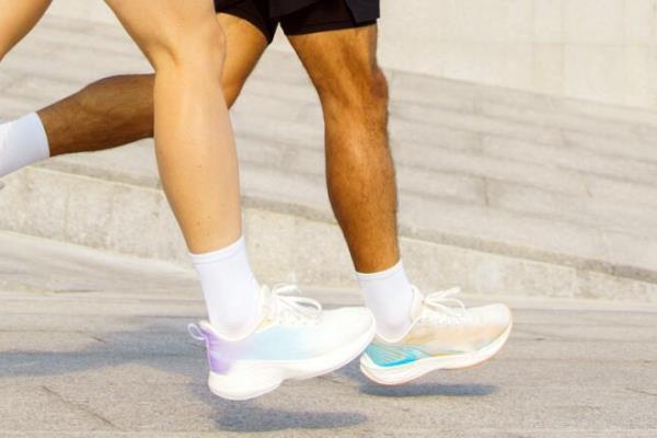 Desmopan® FLY 热塑性聚氨酯专为 SCF 直接注 塑发泡设计