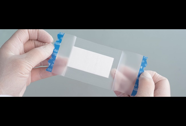 Der Polypropylen-Träger ermöglicht das einfache Aufbringen von dünnen Platilon® TPU-Folien bei der Wundversorgung.