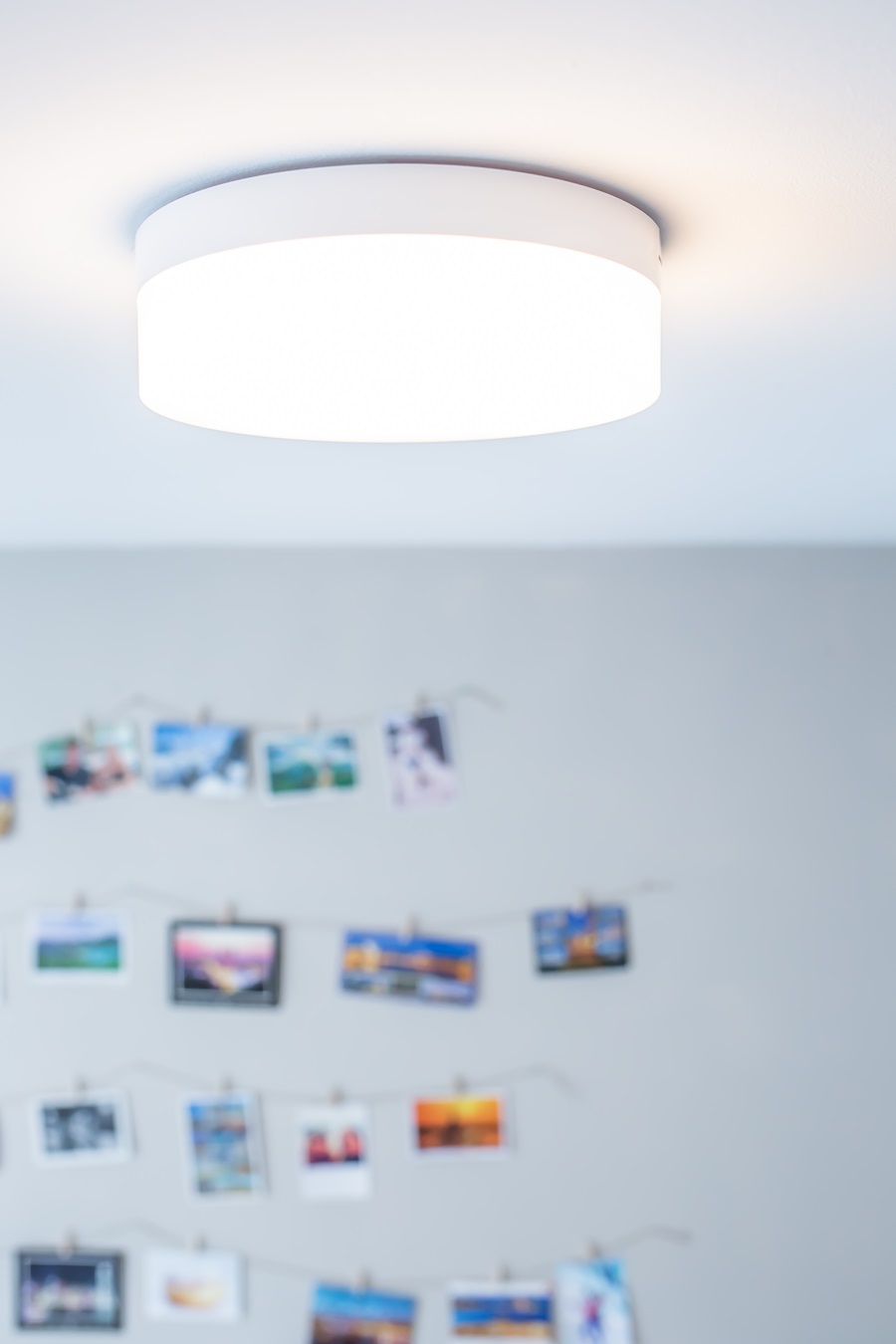 A luminaire creating a comfortable atmosphere in its living room setting.
