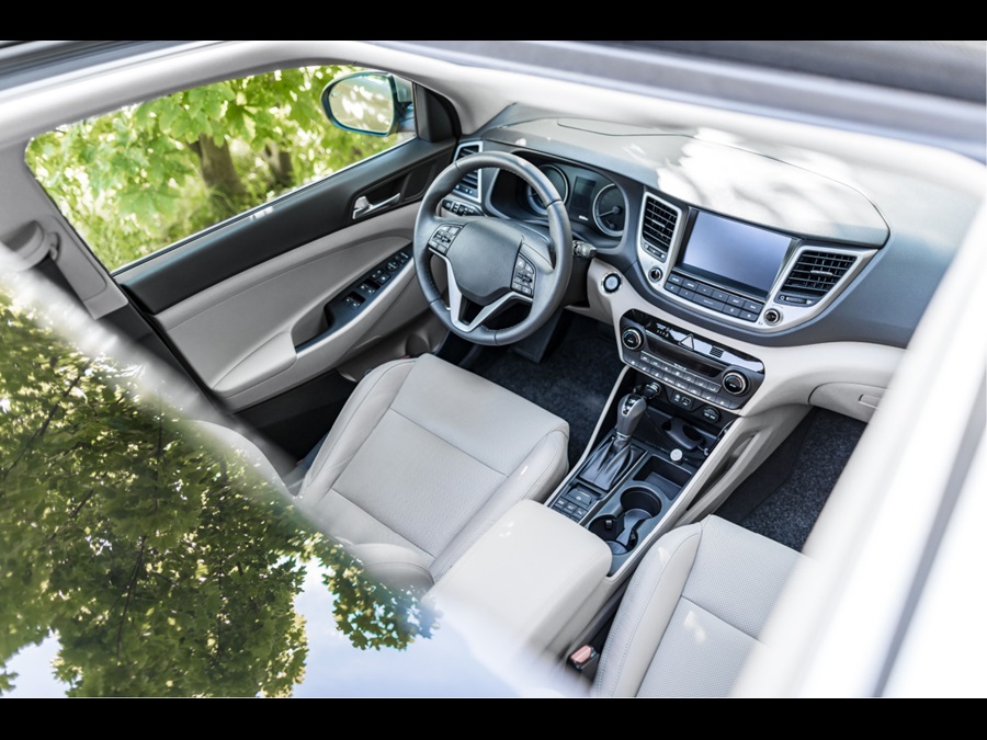 从汽车天窗俯视汽车内饰