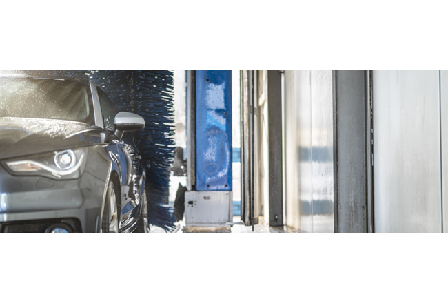 Sauberes Auto in einer Waschanlage