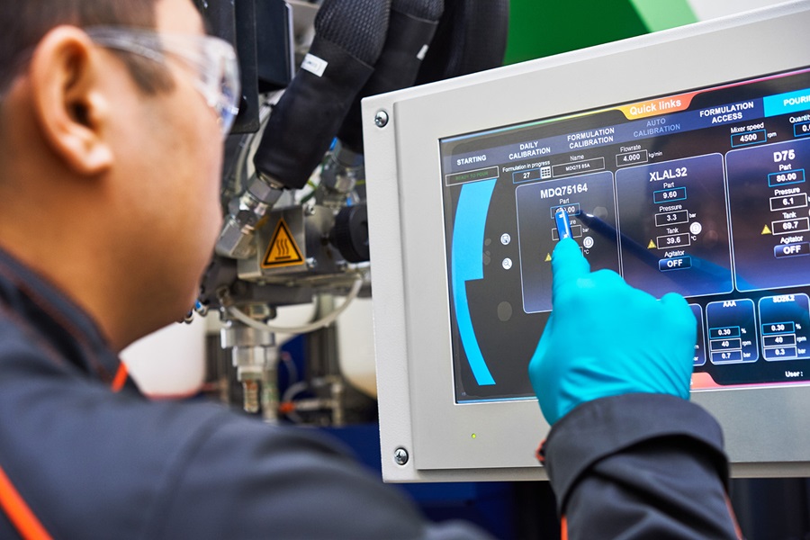 Cast polyurethane operator setting data on a Baulé machine