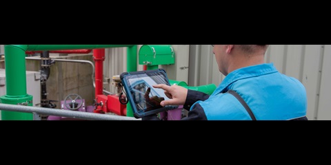 Covestro employee operating an after-sales technical support