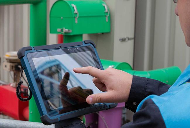 Covestro employee operating an after-sales technical support