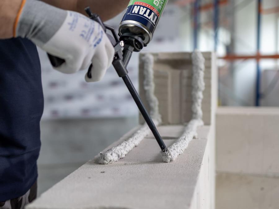 Selena´s Tytan Professional® Adhesive for Bricklaying foam emits 60% less CO2 thanks to Covestro´s Desmodur® CQ MB low-carbon MDI.