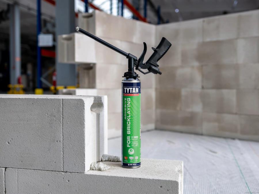 Selena´s Tytan Professional® Adhesive for Bricklaying foam emits 60% less CO2 thanks to Covestro´s Desmodur® CQ MB low-carbon MDI.