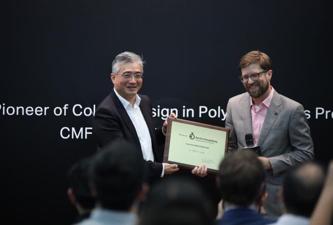 Lei Wang, chief representative China for the German Design Council, welcomes Covestro as a German Design Council member.