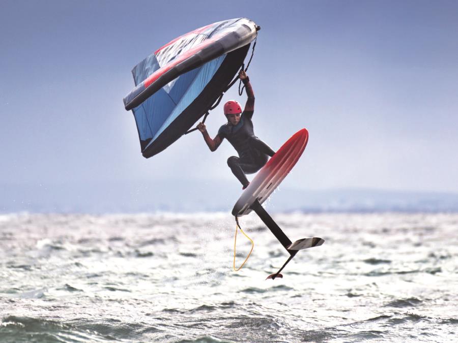 Ein Kite-Surfer springt über den Ozean