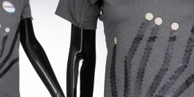 Konzept-Shirt mit gedruckter Elektronik und Biosensoren an Schaufensterpuppen