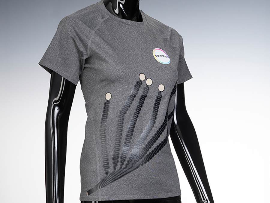 T-Shirt mit laminierten Schaltkreisen auf TPU-Folie auf einer Schaufensterpuppe.