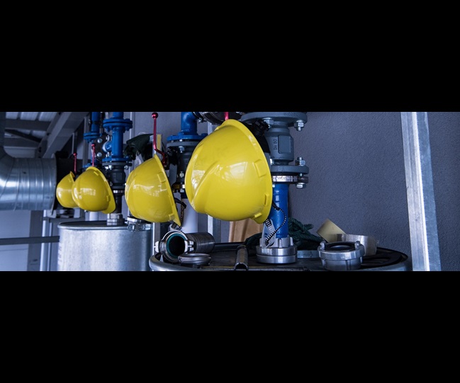 一排黄色安全帽